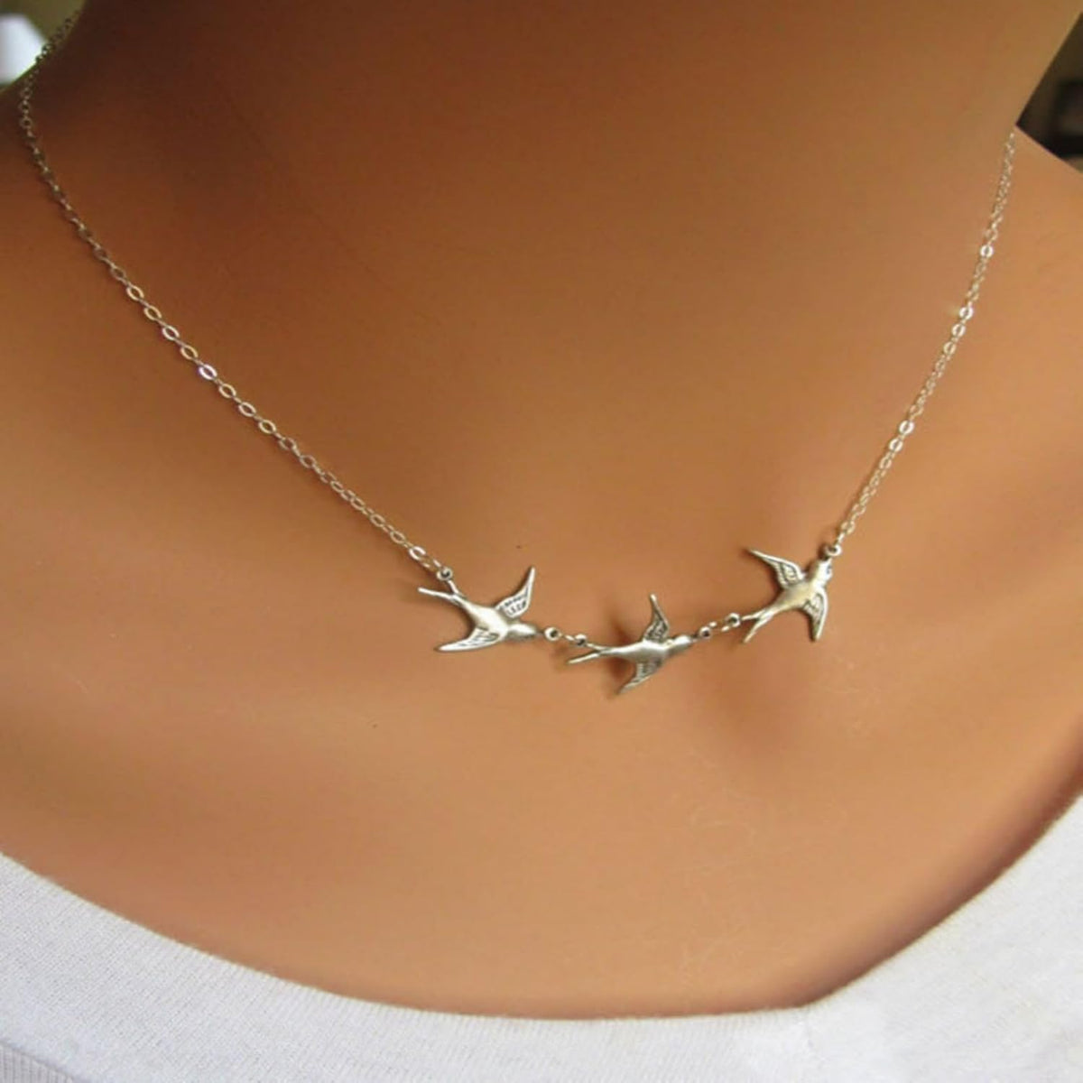 Swallow Bird Necklace for Women: Minimalist Zinc Alloy Clavicle Chain, Y2K Retro Pendant Jewelry, Elegant Gift for Day to Evening Wear