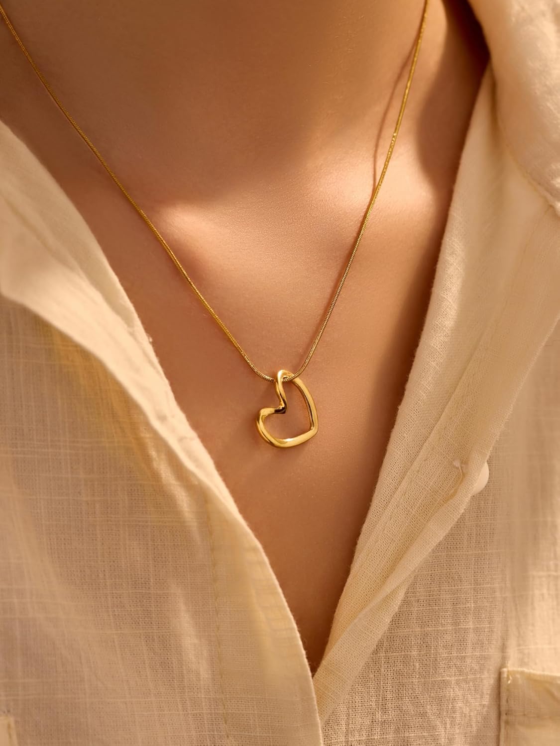 1PC Gold Heart Necklace for Women, Unique Heart Design Pendant, Minimalist Fashion Jewelry for Everyday Wear, Trendy Women's Accessory, Delicate Chain Necklace (Gold)